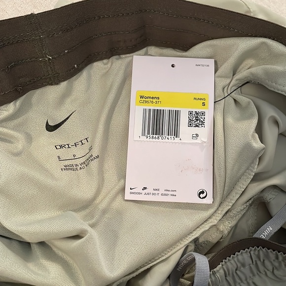 Nike Women's Tempo Lux 5" Shorts - Picture 4 of 6